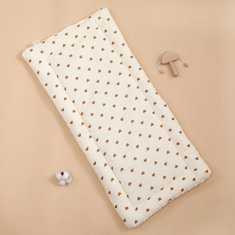 Matelas poussette beige modèle cœurs marrons