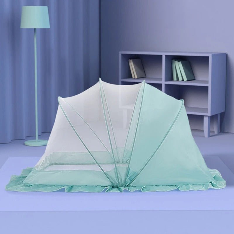 Moustiquaire lit bébé déposée sur un lit.