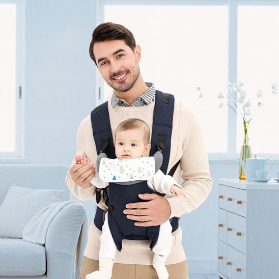Papa portant bébé avec son porte bebe evolutif pliable.
