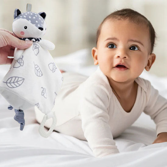 Parent offrant doudou mignon à bébé