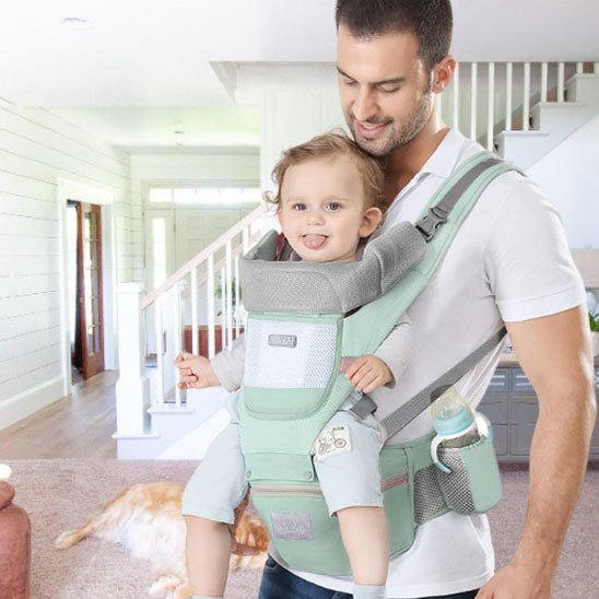 Père et son fils qui partent en promenade avec un porte bébé évolutif.