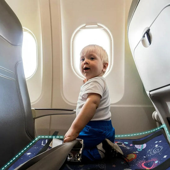 Petit garçon en avion avec hamac bebe