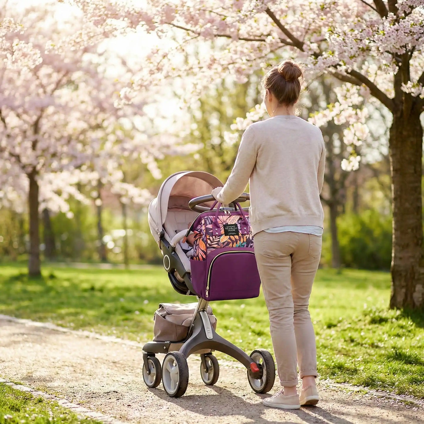 Maman en promenade avec son sac a langer violet.