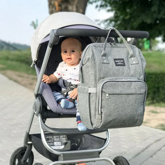 Sac à dos à langer accroché sur poussette bébé