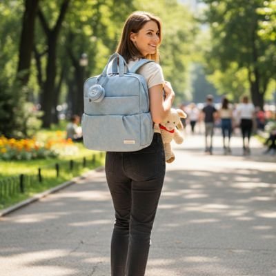 Maman au parc avec sac a dos a langer multifonctions bleu