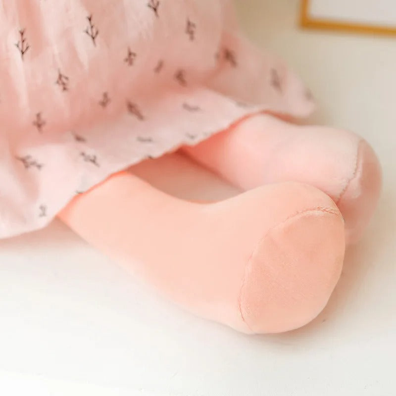 Zoom sur les pattes de doudou bébé lapine rose