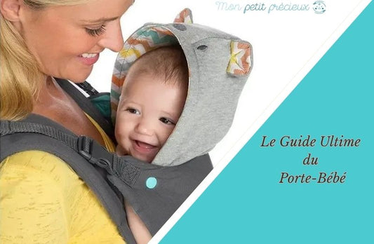 Maman regarde et sourit à son enfant dans son porte bebe gris.