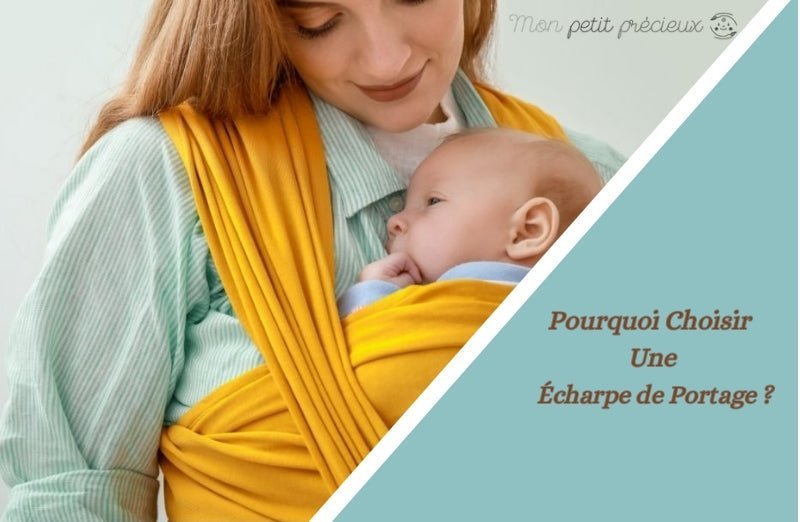 Maman regarde son bébé dans une magnifique echarpe de portage jaune.