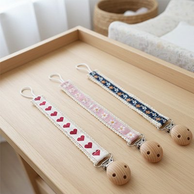 Attache tetine bébé anti-perte au design scandinave.
