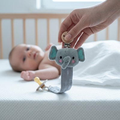 Attache tetine éléphant gris universelle en coton.