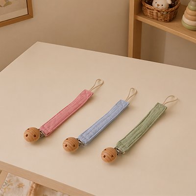 Attache tétine en coton bio couleurs pastelles neutres.