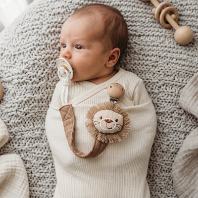 Attache tetine lion en coton écologique avec clip en bois naturel.