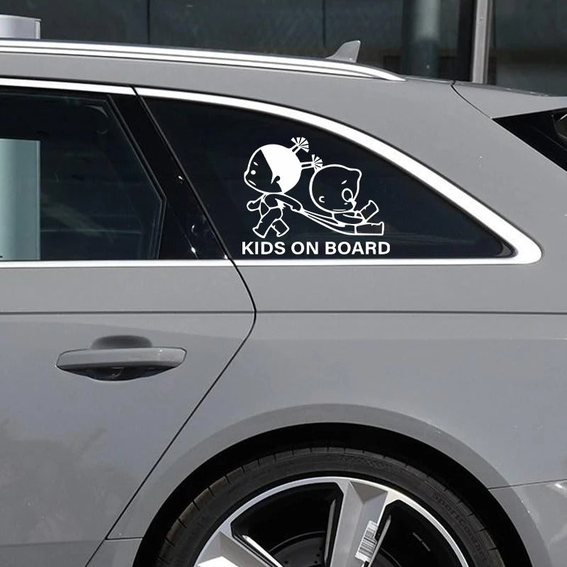 Autocollant bébé à bord blanc collé sur vitre latérale d'une voiture.