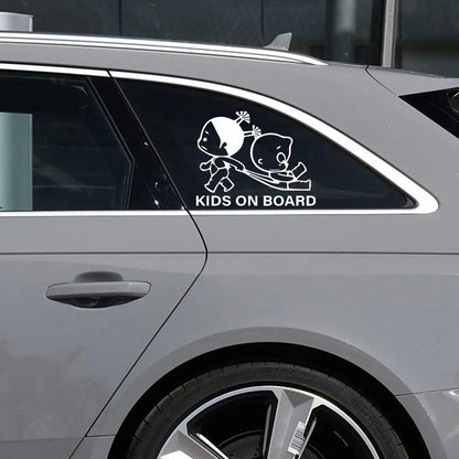 Autocollant bébé à bord blanc collé sur vitre latérale d'une voiture.