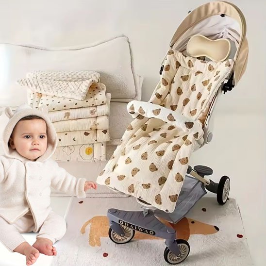 Bébé assis prêt de quelques matelas poussette beige à motifs