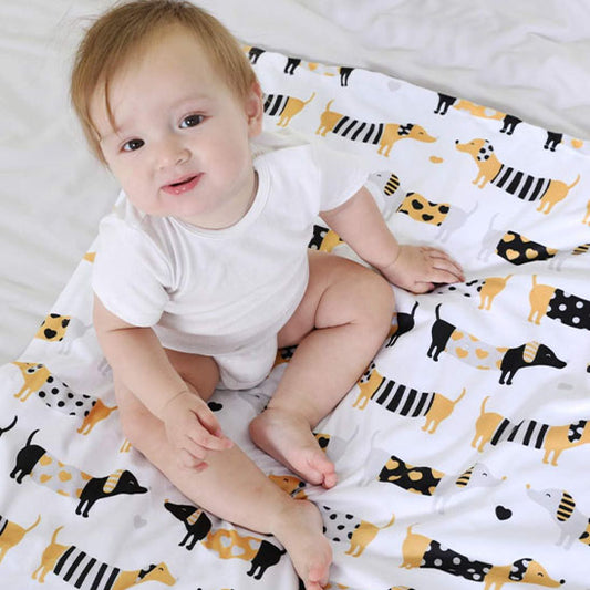 Bébé assis sur couverture bébé chiens jaunes