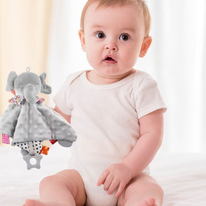 Bébé assis tenant son doudou éléphant