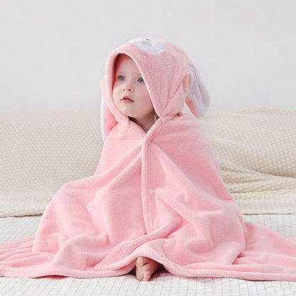 Bébé au chaud dans cape de bain bébé rose