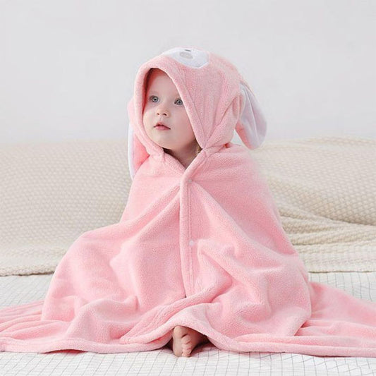 Bébé au chaud dans cape de bain bébé rose