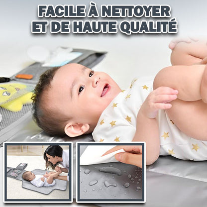 Bébé couché sur tapis à langer nomade imperméable
