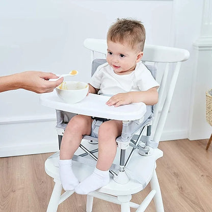 Bébé dans chaise haute bébé ajustable