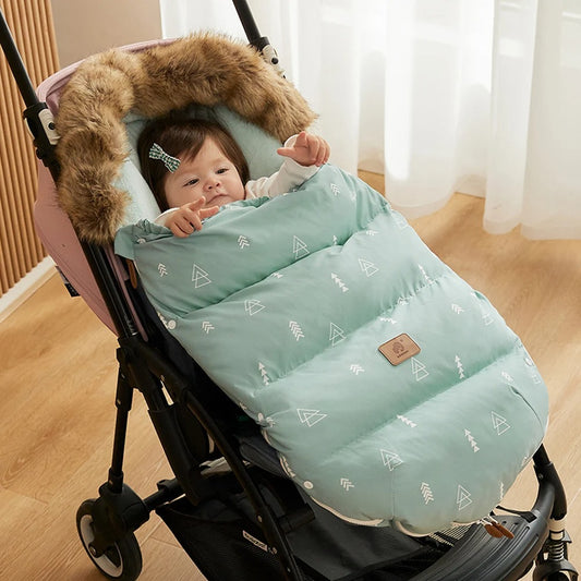 Bébé dans chancelière pour poussette verte