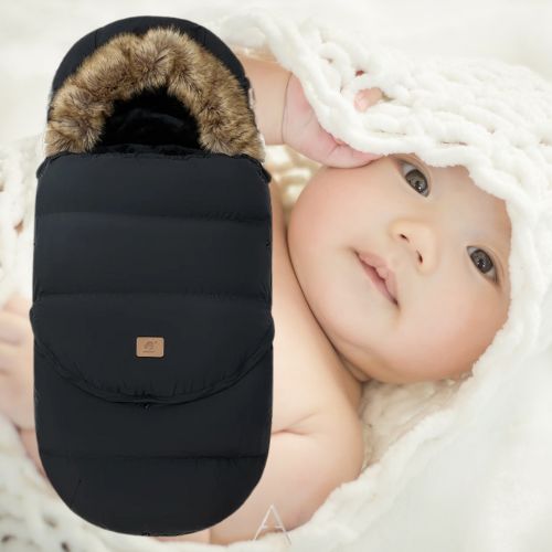 Bébé dans une couverture et une chanceliere bebe noire ébène.