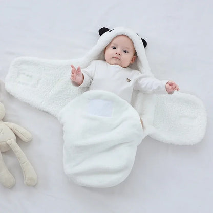 Bébé dans un nid d'ange blanc