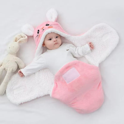 Bébé dans un nid d'ange lapin rose