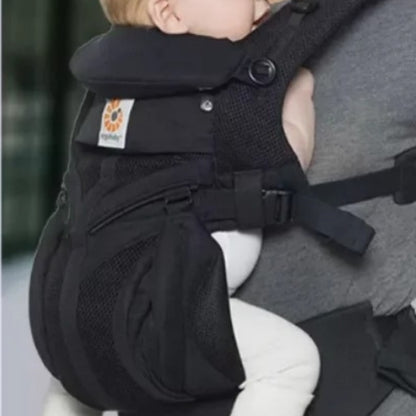 Bébé dans porte bébé ergonomique noir