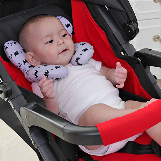 Bébé dans la poussette avec coussin bebe support cervical