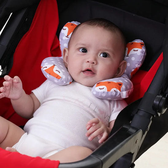 Bébé dans la poussette et coussin bebe renard