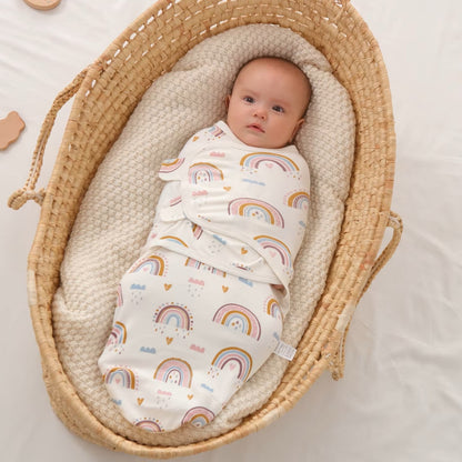Bébé dans panier en osier enveloppé dans couverture emmaillotage