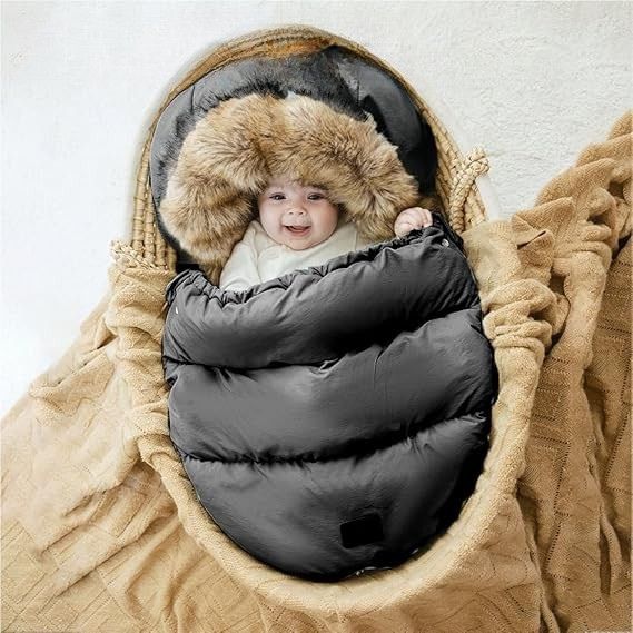 Bébé dans un panier en osier et sa chanceliere bebe évolutive.