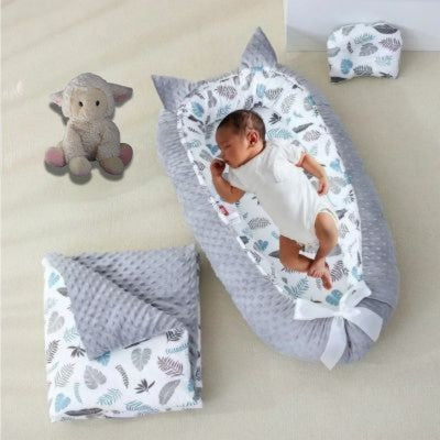 Bébé dort confortablement dans un nid d'ange