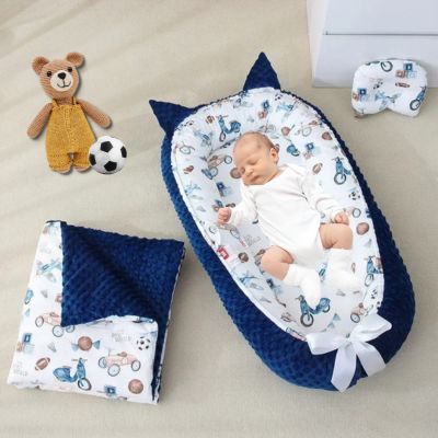 Bébé dort dans un nid d'ange