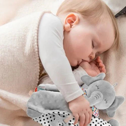 Bébé dort paisiblement avec doudou