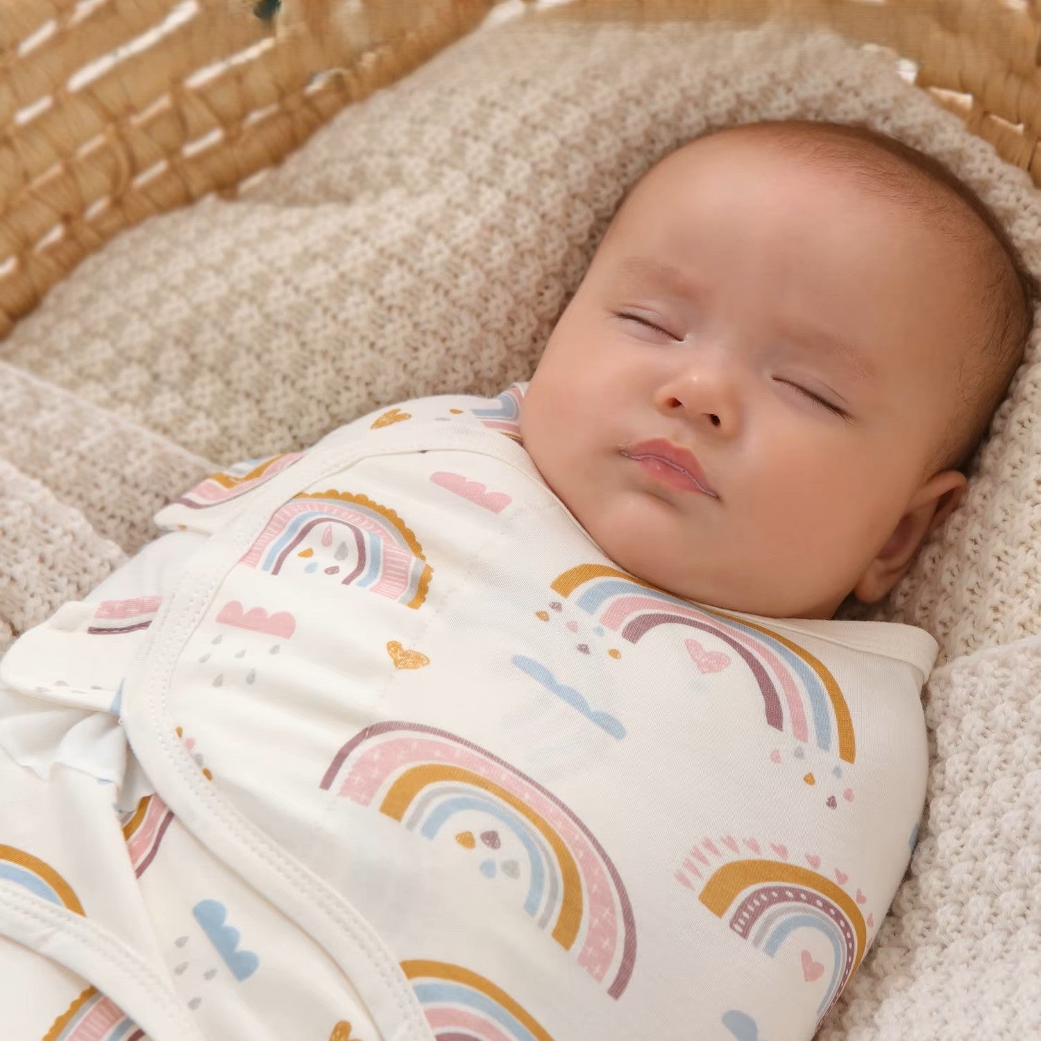Bébé dort paisiblement enveloppé dans couverture emmaillotage
