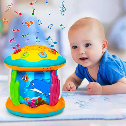 Bébé émerveillé par veilleuse musicale bébé