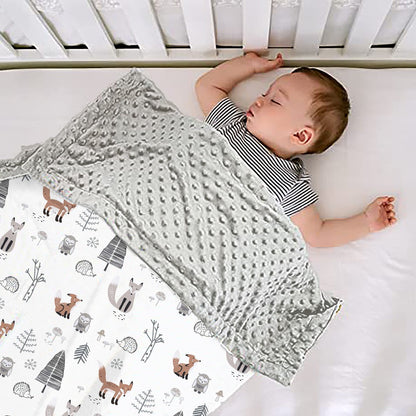 Bébé endormi au chaud avec couverture bébé renard