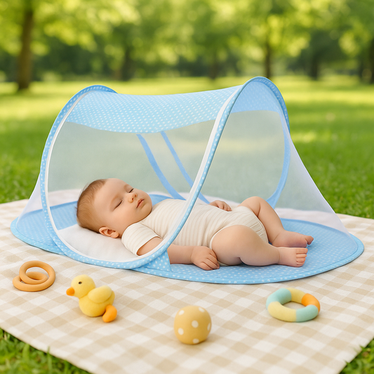 Bébé endormi au parc dans son t moustiquaire bebe bleu.