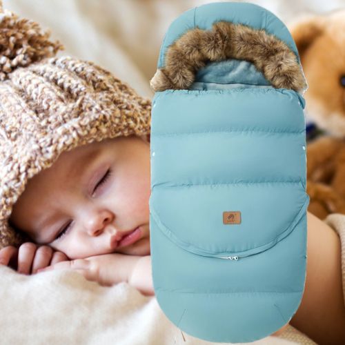 Bébé endormi avec bonnet et chanceliere bebe océan