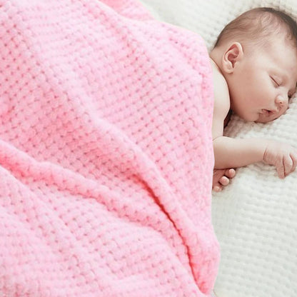 Bébé endormi avec couverture bebe polaire rose
