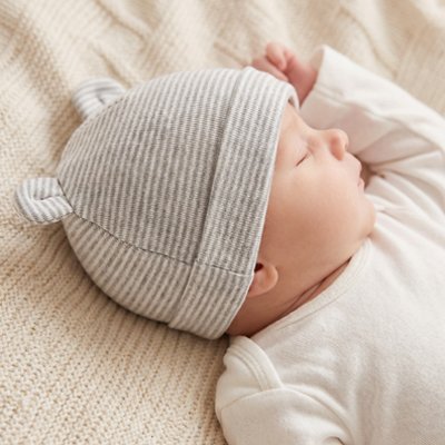 Bébé endormi avec son bonnet bebe coton rayé gris.
