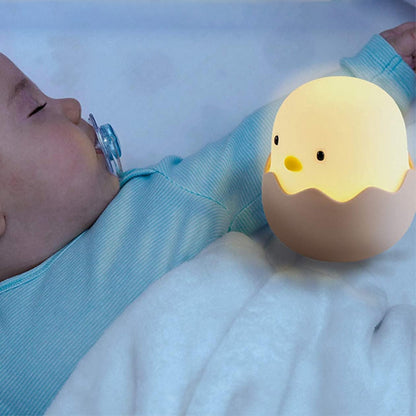 Bébé endormi avec veilleuse bébé poussin dans sa coquille