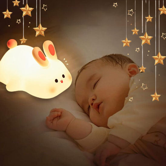 Bébé endormi avec veilleuse lapin réconfortante