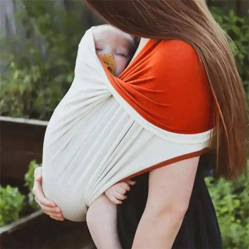 Bébé endormi dans son echarpe de portage réversible.