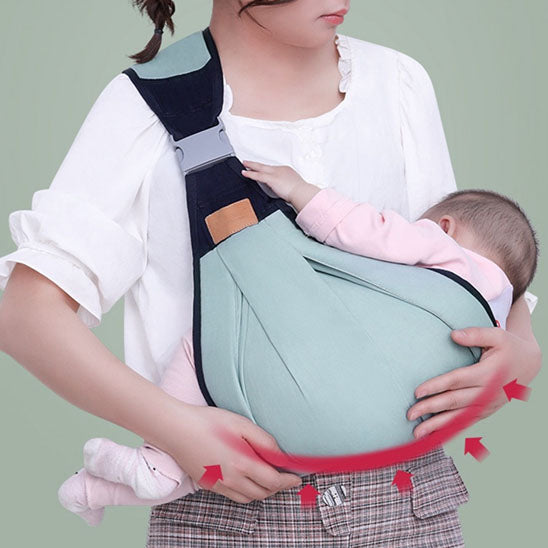 Bébé endormi dans porte bebe position ergonomique