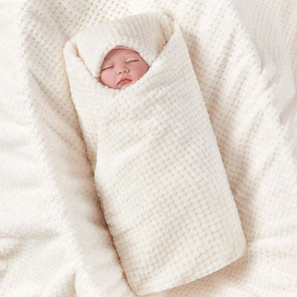 Bébé endormi emmailloté dans sa couverture bebe polaire vanille.