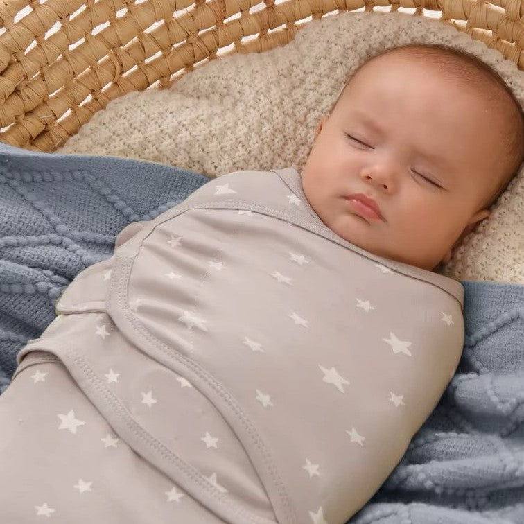 Bébé endormi enveloppé dans couverture emmaillotage